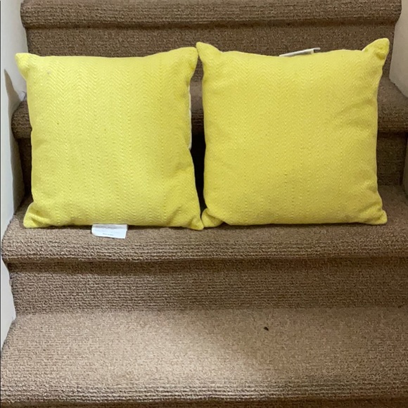 Throw pillows - Picture 1 of 2